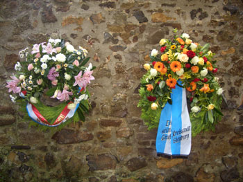 Das Bild zeigt die Kränze zur Gedenkenkfeier der Luxemburger