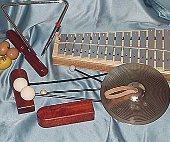 Das Bild zeigt verschiedene Instrumente