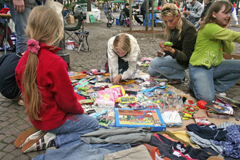 Das Bild zeigt den Kinderflohmarkt