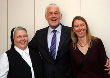 Das Bild zeigt Sr. Matthäa, Franz Huhn und Sonja Boddenberg