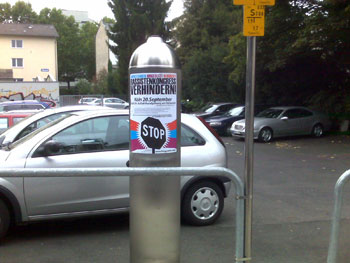 Das Bild zeigt das Protestdemo-Plakat an einem Parkscheinautomaten