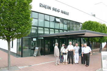 Bürgermeister Huhn, Nathalie Niederdrenk und die polnischen Gäste vor der Rhein-Sieg-Halle