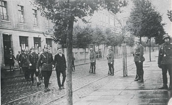 Das Bild zeigt die Verhaftung der unschuldigen Sozialdemokraten vor dem Volkhaus in der Kaiserstraße