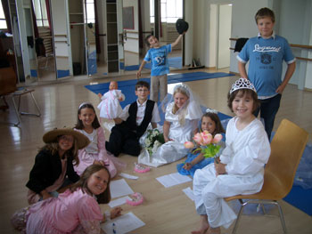 Das Bild zeigt Kinder bei einer Probe in Kostümen