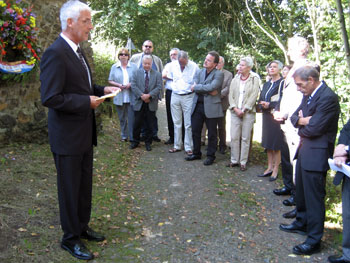 Das Bild zeigt Bürgermeister Huhn bei seiner Rede zur Gedenkfeier am Uhlrather Hof