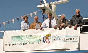 Unser Bild zeigt den Kapitän der „MS Beethoven“ sowie die „Kapitäne“ der Bürgergemeinschaft Siegburg-Zange Bergmann und Witsch