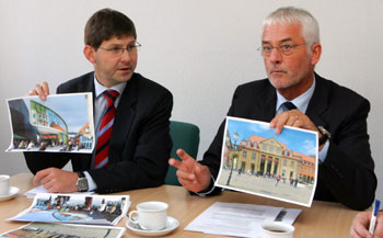 Das Bild zeigt Dr. Röttgers und Bürgermeister Franz Huhn bei der Präsentation