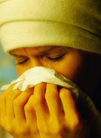 Das Bild zeigt eine erkältete Frau