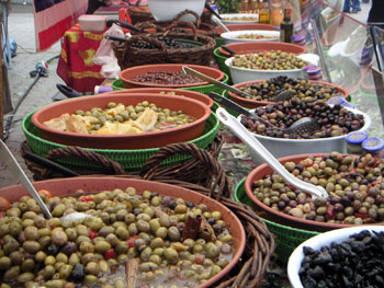 Das Bild zeigt eine große Auswahl an Oliven