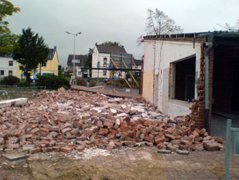 Das Bild zeigt den abgerissenen Kiosk am Oktopus