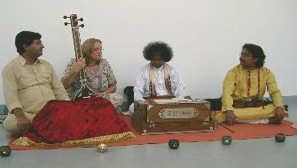 Das Bild zeigt die indische Musikgruppe Anubhab