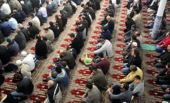 Das Bild zeigt Muslime beim Gebet