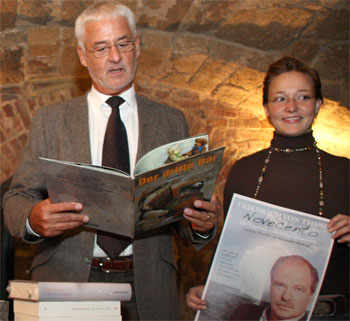 Das Bild zeigt Bürgermeister Franz Huhn und Thalia-Geschäftsführerin Maria Schepers
