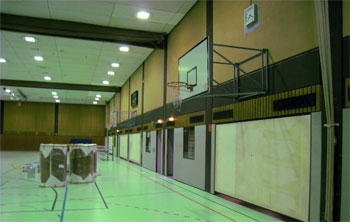 Das Bild zeigt die Prallschutzwände in der Dreifach-Turnhalle des Schulzentrums Neuenhof