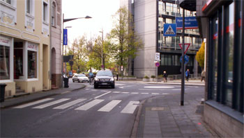 Das Bild zeigt den Kreisel an der Ecke Mühlenstraße, Siegfeldstraße 