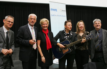 Das Bild zeigt Bürgermeister Franz Huhn zusammen mit den Kulturpartnern Rhenag und RWE Rhein-Ruhr