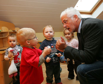 Das Bild zeigt Bürgermeister Franz Huhn und einige Kinder bei der Eröffnung