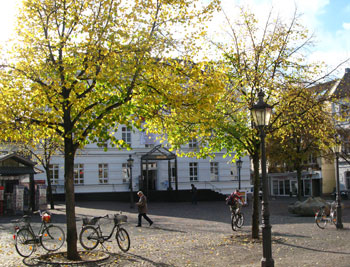 Das Bild zeigt den unteren Markt am Stadtmuseum bei schönem Herbstwetter