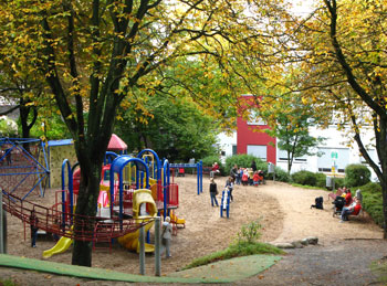 Das Bild zeigt den Spielplatz am Michaelsberg bei schönem Herbstwetter