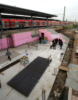 Das Bild zeigt die Bauarbeiten zu den Arkaden am Bahnhof