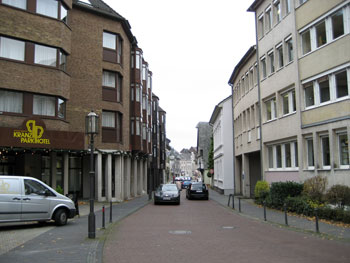 Das Bild zeigt die Mühlenstraße auf Höhe des Kranzparkhotels