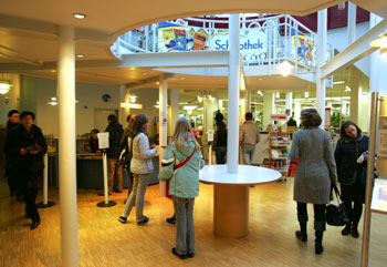 Das Bild zeigt das Foyer der Siegburger Stadtbibliothek