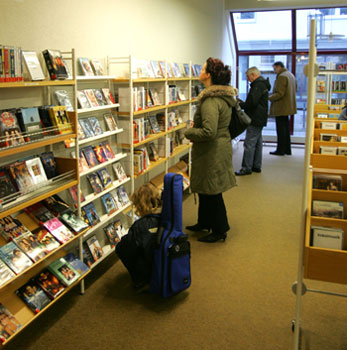 Das Bild zeigt Besucher in der Stadtbibliothek beim Stöbern