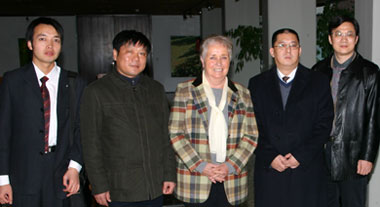 Das Bild zeigt die chinesische Delegation mit Frau Römer