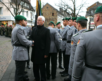 Das Bild zeigt Bürgermeister Franz Huhn bei der Begrüßung der Rekruten auf dem Markt