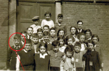 Das Titelbild des Buches zeigt Gottlieb (Kreis) mit vielen befreundeten jüdischen Kindern vor der Siegburger Synagoge