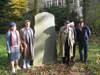 Das Bild zeigt Fred Gottlieb und seine Familie auf dem jüdischen Friedhof