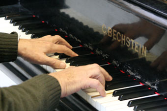 Das Bild zeigt Hände am Klavier