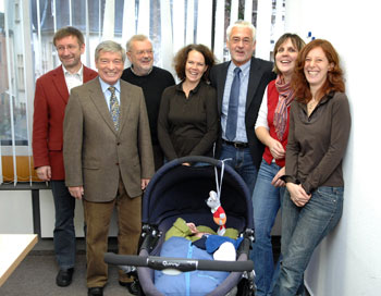 Das Bild zeigt Bürgermeister Franz Huhn mit Müttern der Elterninitiative sowie (v.l.) Walter Rekowski, Hansgeorg Lorenz und Josef Schlechtriemen