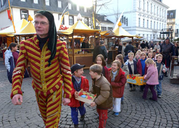 Das Bild zeigt einen Kindergeburtstag auf dem mittelalterlichen Weihnachtsmarkt
