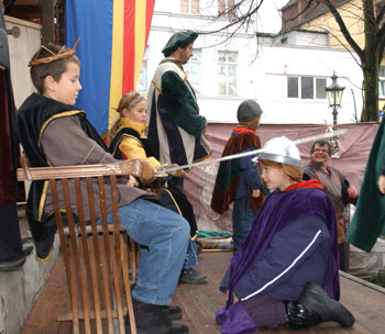 Das Bild zeigt einen Kindergeburtstag auf dem mittelalterlichen Markt