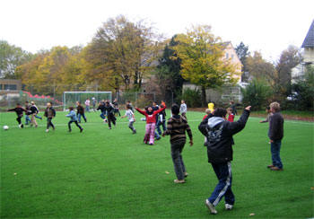 Das Bild zeigt das neue Kleinspielfeld an der Hans Alfred Keller-Schule