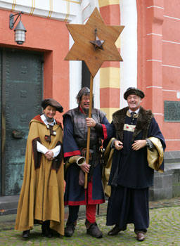 Das Bild zeigt Nathalie Niederdrenk und Bürgermeister Franz Huhn mit dem Marktbüttel