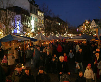 Das Bild zeigt den gut besuchten Mittelaltermarkt im vergangenen Jahr