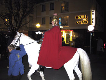 Das Bild zeigt Bürgermeister Huhn als St. Martin auf dem Pferd