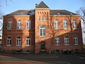 Das Bild zeigt die Grundschule Wolsdorf
