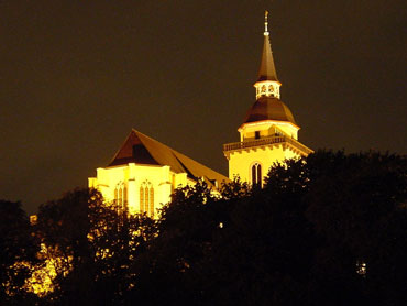 Das Bild zeigt die Abtei bei Nacht