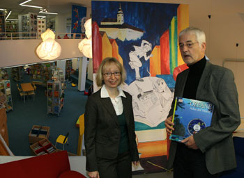 Bürgermeister Franz Huhn und Künstlerin Nicole Klein-Gomes in der Bibliothek