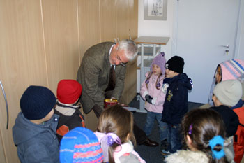 Die Vorschulkinder der Kita Deichmäuse zu Besuch bei Bürgermeister Franz Huhn