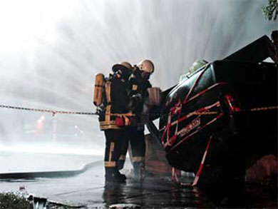 Das Bild zeigt Feuerwehrmänner im Einsatz