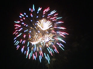 Das Bild zeigt ein Feuerwerk