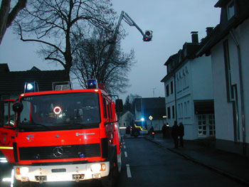 Das Bild zeigt die Feuerwehr im Einsatz in der Jakobstraße
