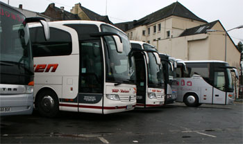 Das Bild zeigt die Reisebusse 