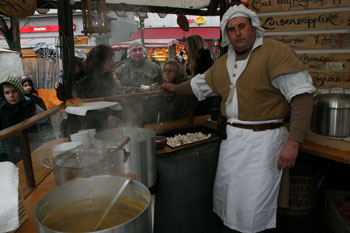 Das Bild zeigt einen Suppenstand auf dem mittelalterlichen Weihnachtsmarkt