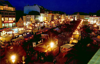 Das Bild zeigt den mittelalterlichen Markt zur Weihnachtszeit