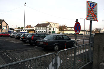 Das Bild zeigt die falsch parkenden Pkws auf dem Parkplatz des ehem. Henrich-Geländes
